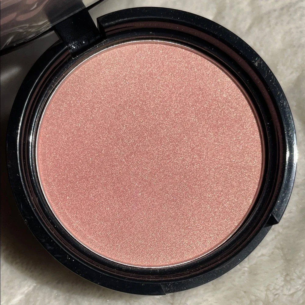 NYX illuminator in IBB05-Enigmatic